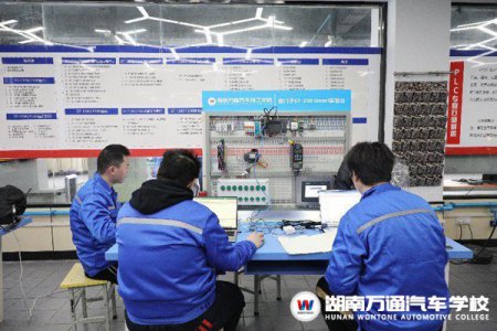 湖南萬通電工及PLC專業(yè)持續(xù)火熱|電氣學(xué)會自動化，工資多少你來定！