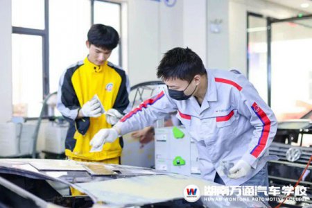 人民日?qǐng)?bào)：讓職業(yè)教育與產(chǎn)業(yè)發(fā)展相向發(fā)力 || 湖南萬(wàn)通有哪些產(chǎn)教融合優(yōu)勢(shì)舉措？