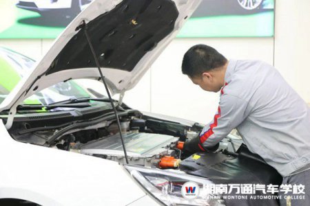 【維修工擔心不會電車？】短期的汽車新能源技術更適合成年人選擇！
