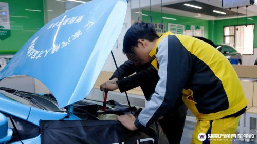 高中生走技術路線,學什么專業好?往汽車新能源方向發展怎么樣