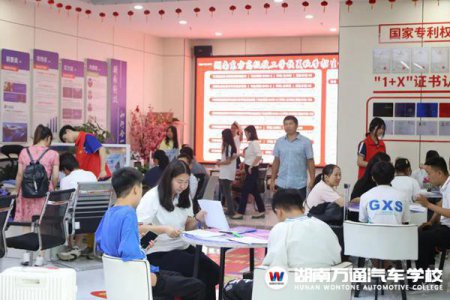 搶位入學(xué)！“帶著行李來報(bào)名”，家長的信任是湖南萬通實(shí)力與口碑最好的證明
