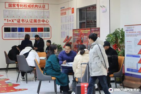 新春校園火熱開放!第一批聰明的家長已經來給孩子訂好學位了