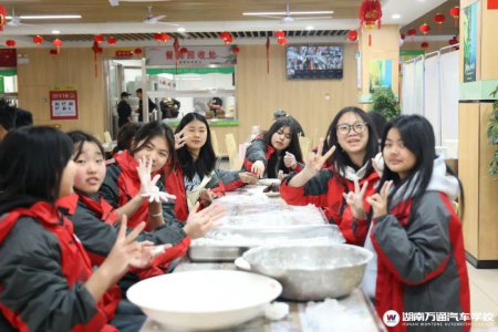 元宵共團圓,燈謎喜樂匯!爸爸媽媽請放心,我和同學們一起包湯圓過節啦