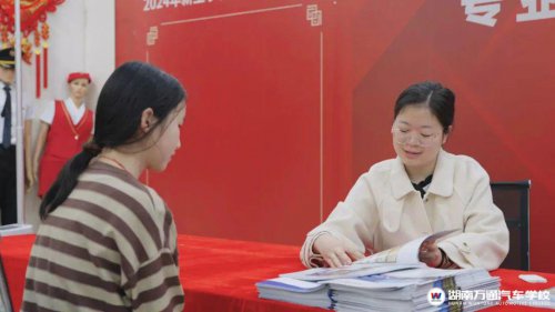 這家學(xué)校把企業(yè)面試搬到校園里,比亞迪、黃花機(jī)場(chǎng)、藍(lán)思科技、等企業(yè)走進(jìn)湖南萬(wàn)通